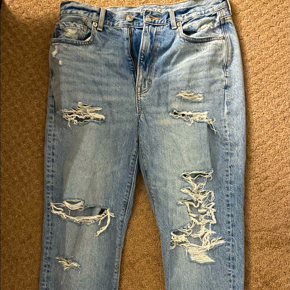American Eagle Ripped Jeans Size 6 (never worn)